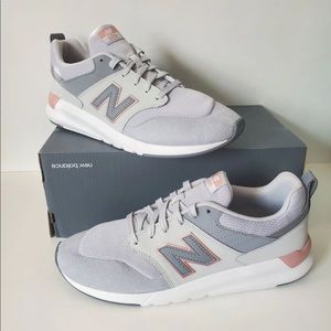 Women's Size 11
Grey/Blush/White 
Pls swipe photos for details